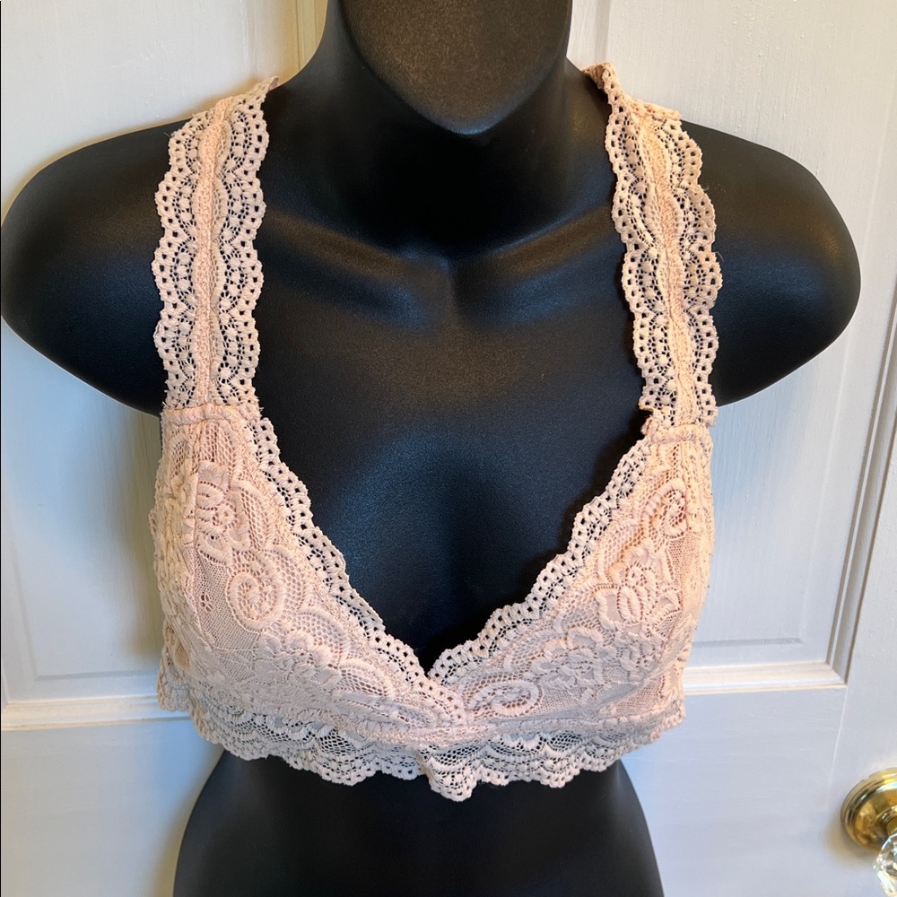 Francesca’s Iris Lace Scalloped Racerback Bralette in Coral Color, Size Medium